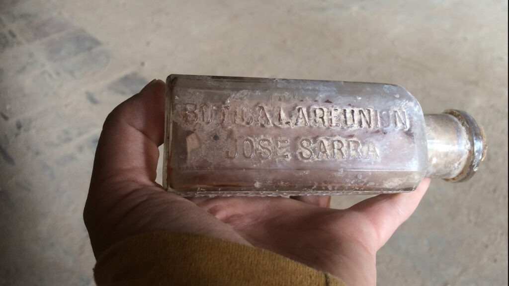 Magnesium medicine bottle from a Cuban pharmacy found in the ossuary